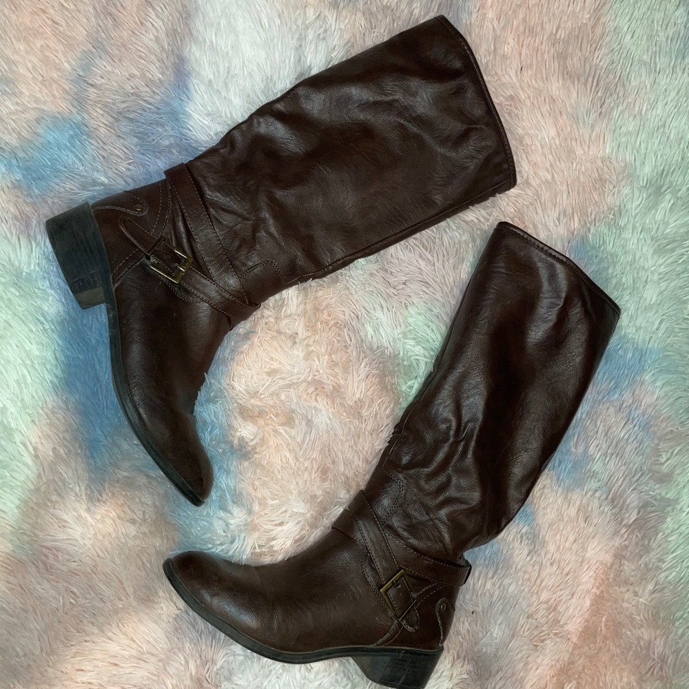 Brown buckle boots